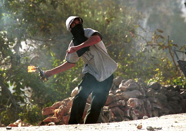 לוחמים חיסלו מחבל בן 16 שיידה בקבוק תבערה