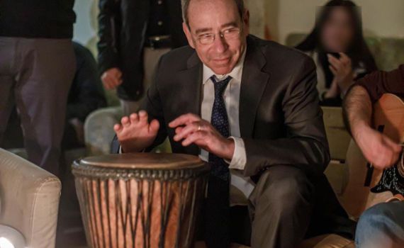 כשהשגריר הפליא בתיפוף על הדרבוקה