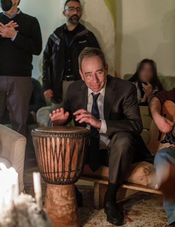 כשהשגריר הפליא בתיפוף על הדרבוקה