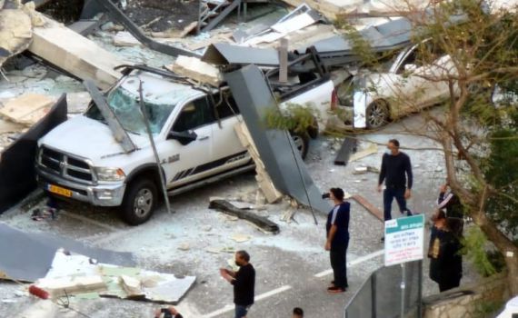 ‏הרצליה: גגון מרפסת סמוך לערוץ הספורט – קרס | צפו