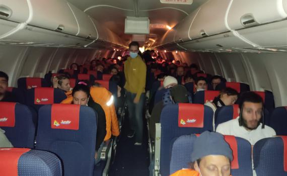 צפו: הפליטים מאוקראינה התקבלו בשירה וריקודים