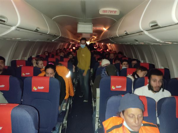 צפו: הפליטים מאוקראינה התקבלו בשירה וריקודים