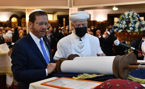 צפו: הרצוג עלה לתורה בבית הכנסת בטורקיה