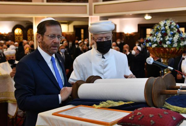 צפו: הרצוג עלה לתורה בבית הכנסת בטורקיה