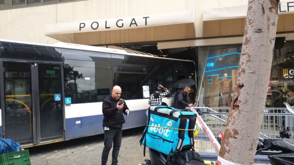 תיעוד מהזירה: אוטובוס התנגש בחנות בתל אביב