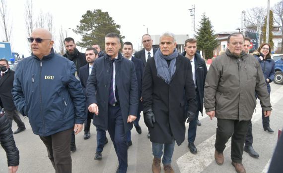 לפיד נגד שקד: "אפשר להכניס עוד פליטים"