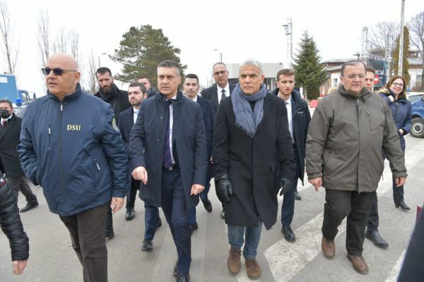 לפיד נגד שקד: "אפשר להכניס עוד פליטים"