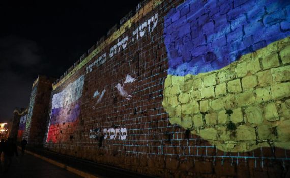 מתכוננים לפסגה? דגלי רוסיה ואוקראינה על החומות