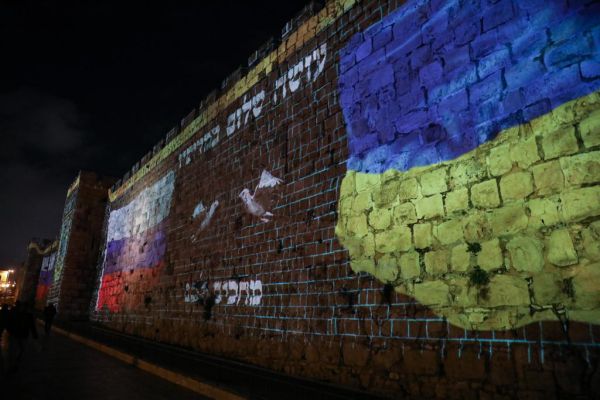 מתכוננים לפסגה? דגלי רוסיה ואוקראינה על החומות