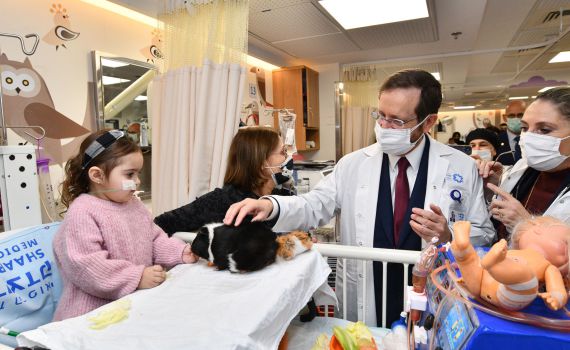 צפו: הנשיא מחלק משלוחי מנות לילדים בבית החולים