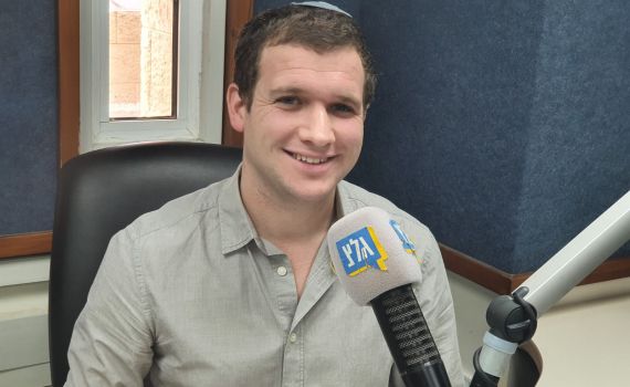 חוזר למיקרופון: התפקיד החדש של ישי שנרב