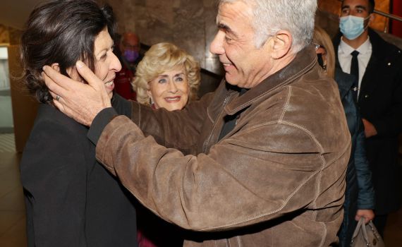 יאיר לפיד הגיע להשקת ההצגה של אימו