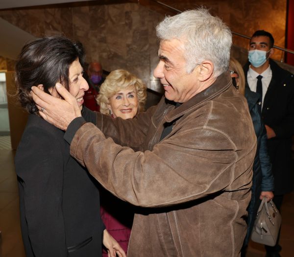 יאיר לפיד הגיע להשקת ההצגה של אימו