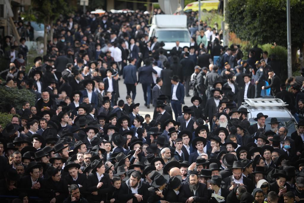 שו"ת | ברכת 'חכם הרזים' בהלוויית הרב קנייבסקי