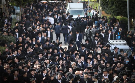 שו"ת | ברכת 'חכם הרזים' בהלוויית הרב קנייבסקי