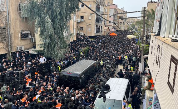 המונים הגיעו להיפרד: גלריה מלווית הרב קנייבסקי