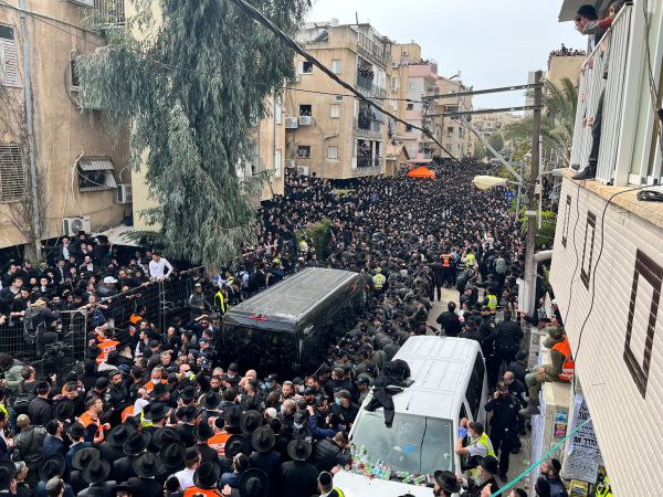 המונים הגיעו להיפרד: גלריה מלווית הרב קנייבסקי