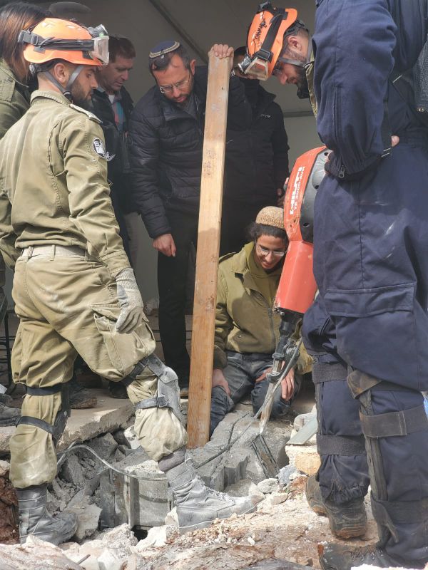 תיעוד מזעזע: כלב נמחץ למוות בהריסת המאחז
