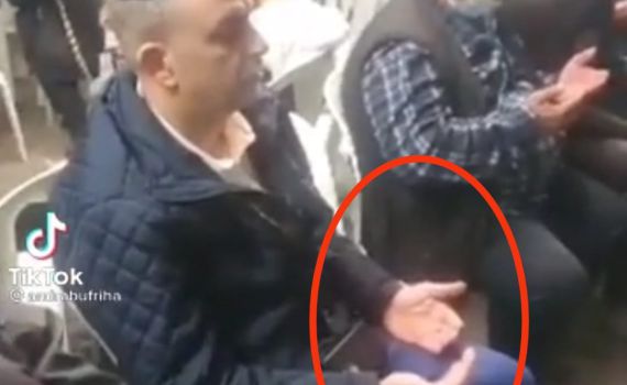 צפו: ראש העיר הסרוג בתפילה משותפת עם הערבים