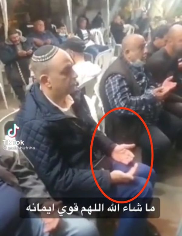 צפו: ראש העיר הסרוג בתפילה משותפת עם הערבים