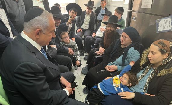 שעות אחרי הלוויות: נתניהו בניחום אבלים בבני ברק