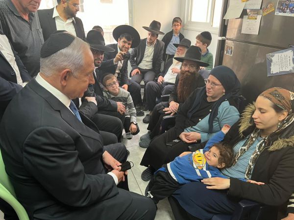 שעות אחרי הלוויות: נתניהו בניחום אבלים בבני ברק