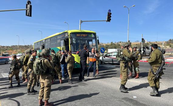 פיגוע דקירה בגוש עציון: 3 פצועים, המחבל נוטרל