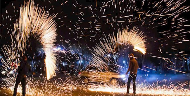 באיראן חוגגים את "חג האש"; במשטר חוששים