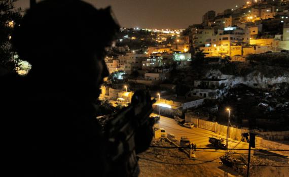 מחבלים עם אופנוע וM-16 בחלון: מסתערבים בפעולה | צפו