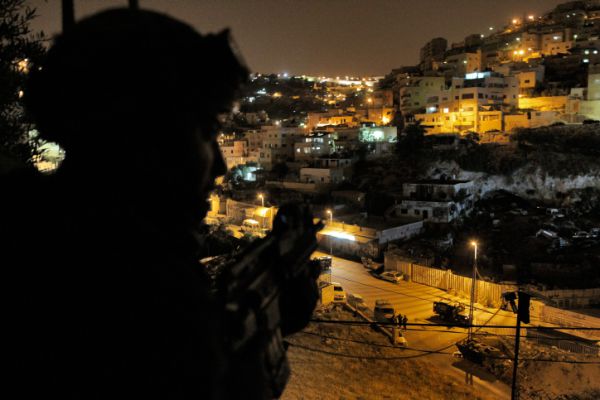 מחבלים עם אופנוע וM-16 בחלון: מסתערבים בפעולה | צפו