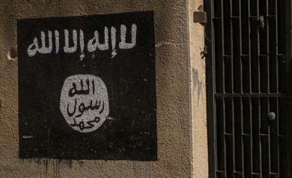 הרגע שבו הלוחם עם פאץ' דאע"ש ניסה לעבוד על המצלמה