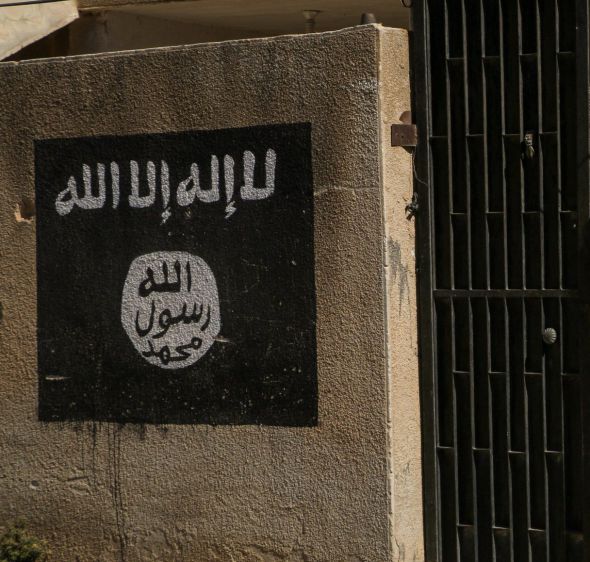 הרגע שבו הלוחם עם פאץ' דאע"ש ניסה לעבוד על המצלמה