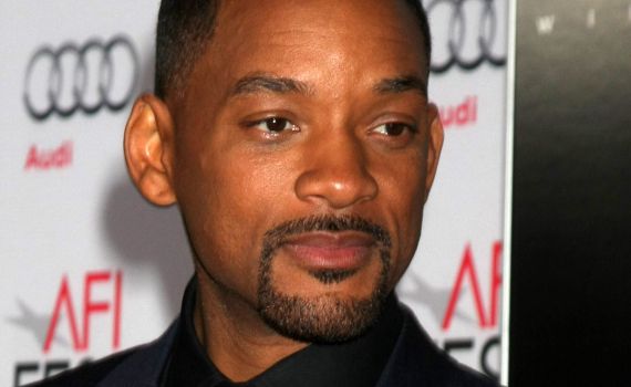 וויל סמית' מחטיף אגרוף למנחה האוסקר | צפו: