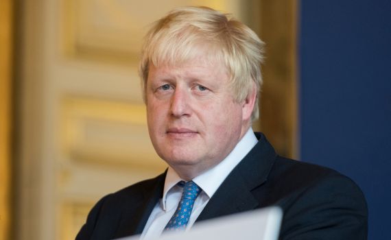 בוריס ג׳ונסון רומז: יש קשר בין פוטין להמן