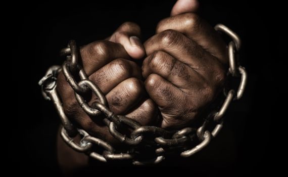 צפו: קצר על הפרשה | עמלק עם של סוחרי עבדים