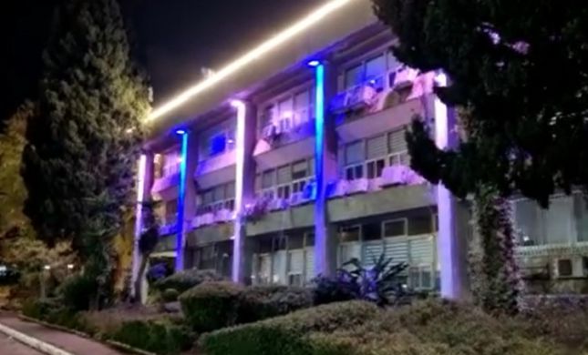  לאחר הפיגוע: בניין עיירת חדרה הואר בצבעי כחול לבן