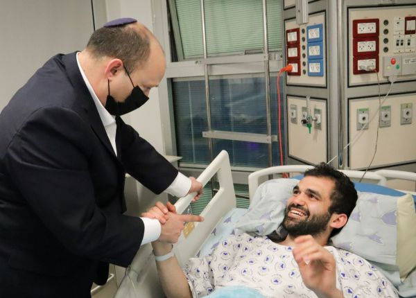 בנט באיכילוב: "נמשיך לרדוף אחרי הטרוריסטים"