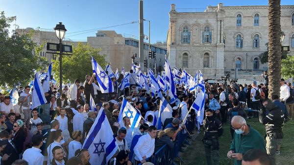 האם להשתתף היום במצעד הדגלים?