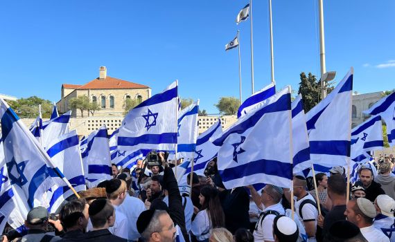 בדרך לשער שכם: המפגינים מנסים לפרוץ מחסום | צפו