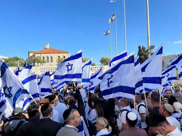 בדרך לשער שכם: המפגינים מנסים לפרוץ מחסום | צפו