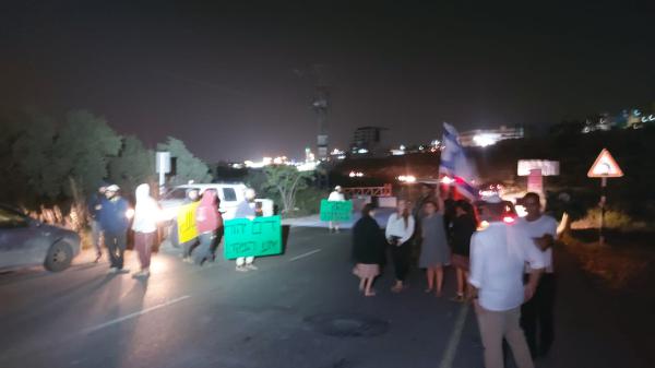 הפיגוע באריאל: עשרות חוסמים את כפר המרצחים