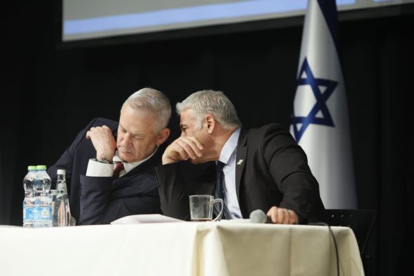 לפיד וגנץ הבהירו: "נגבה כל פעילות מבצעית"