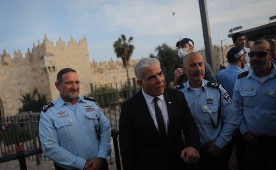 לפיד: "תקופה מתוחה, אפשר לסמוך על המשטרה"