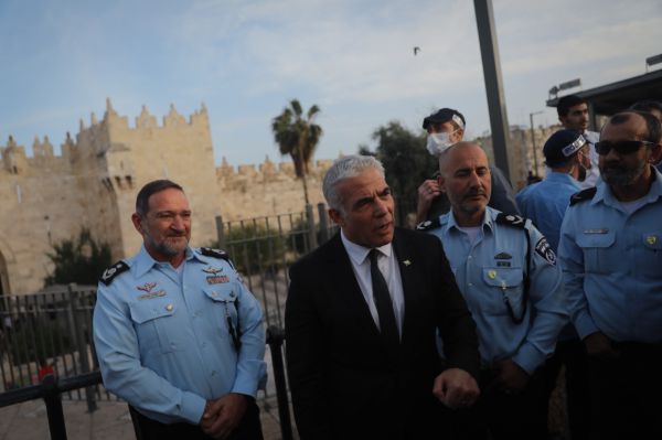 לפיד: "תקופה מתוחה, אפשר לסמוך על המשטרה"