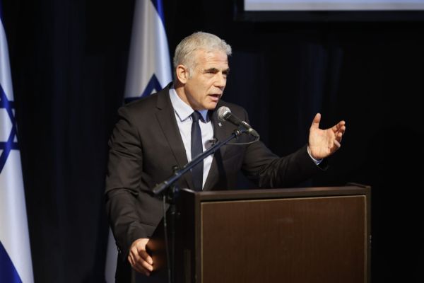 העובדים נגד לפיד: "האחריות רובצת לפתחו"