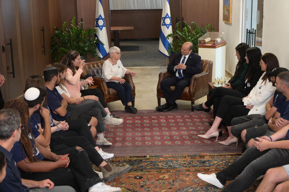 זיכרון בלשכה: בנט אירח את שורדת השואה עליזה לנדאו