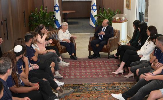 זיכרון בלשכה: בנט אירח את שורדת השואה עליזה לנדאו