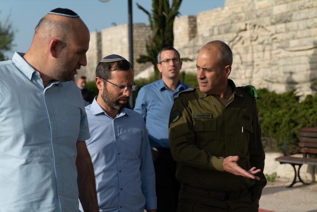 תמונת היום: ראשי המועצות ביו"ש עם אלוף הפיקוד