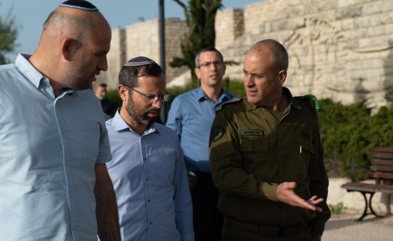 תמונת היום: ראשי המועצות ביו"ש עם אלוף הפיקוד