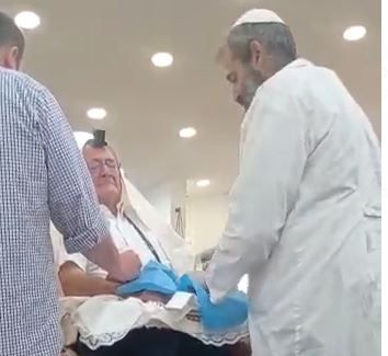 צפו: ניצול השואה בברית נינו בעיצומה של הצפירה